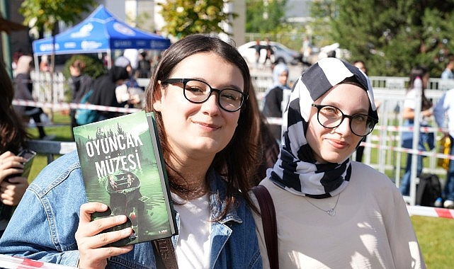 Kitap Fuarı'nda genç yazarlara yoğun ilgi